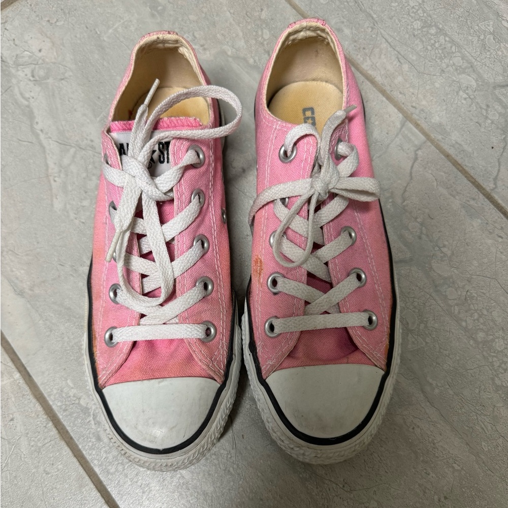 Converse pink low top